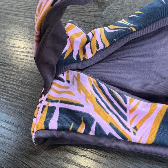 Maaji M tropical print reversible bikini top criss cross straps - Picture 5 of 10